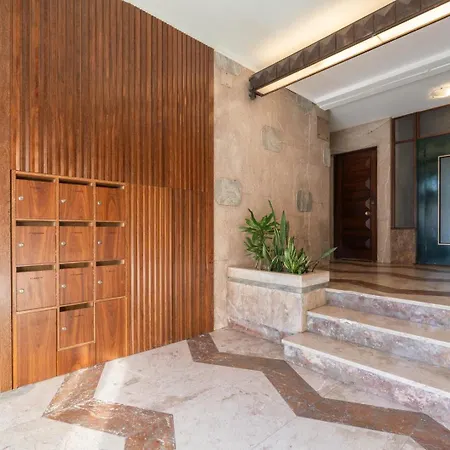 Host Wise - Bright & Spacious Retreat With Balcony Apartment